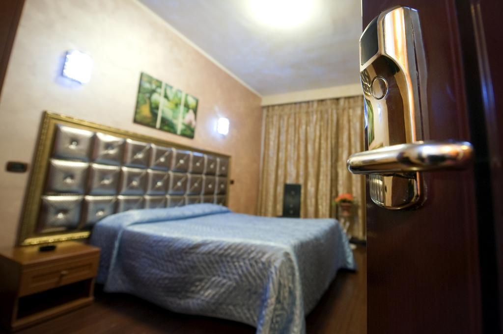 Hotel Bengasi Монкалиери Стая снимка