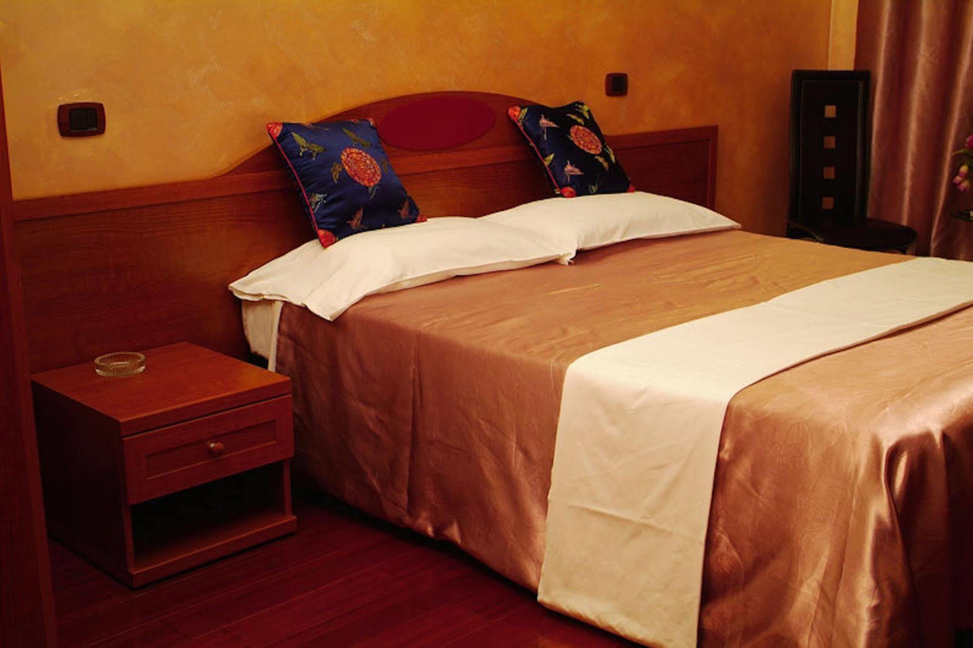 Hotel Bengasi Монкалиери Екстериор снимка